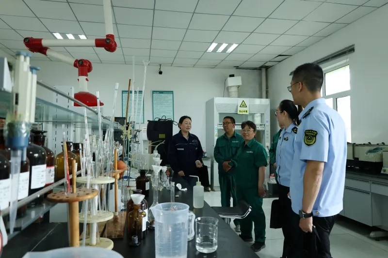 记者 付小芳 摄活动中,州市场监督管理局相关负责人介绍了"中小企业